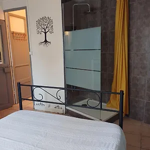 Petite Maison Dans La Campagne A 10 Mn A Pied Du Centre Hébergement de vacances Arles